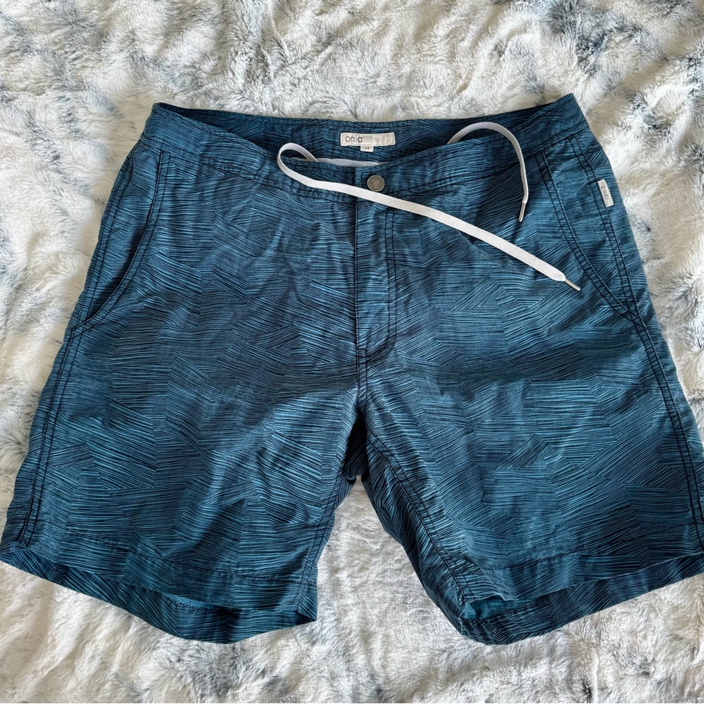 onia Calder 7.5" Swim Trunk in Deep Navy/Blue Grey (size 34)